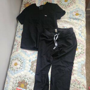 FIGS medium scrub set